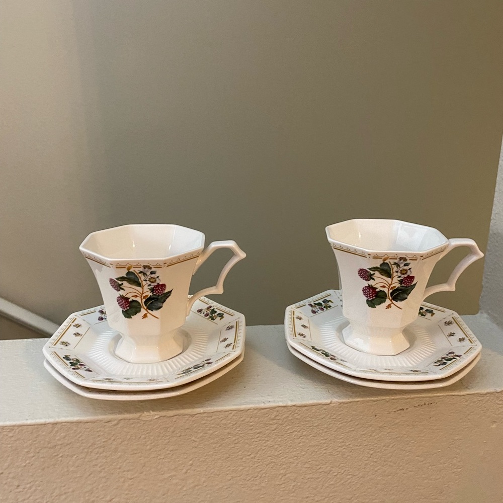 Nikko Classic Collection. Japan. 2 Tea Cups/4 Saucers. Floral/Fruit Pattern.